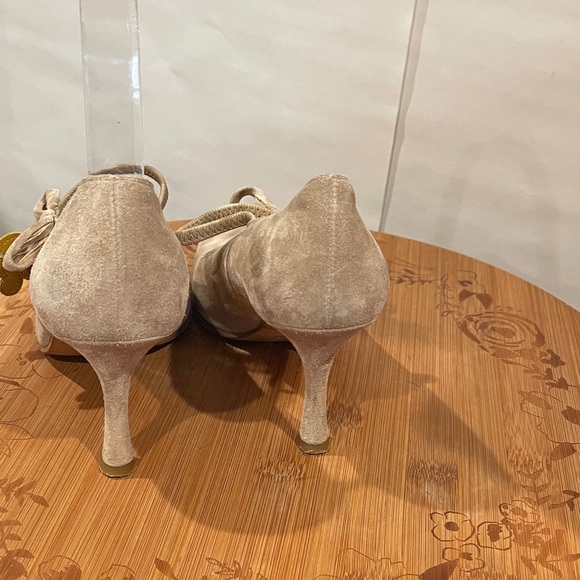 Isaac Mizrahi Cream Suede Heels with Floral Accent Womens size 6 - Picture 5 of 12